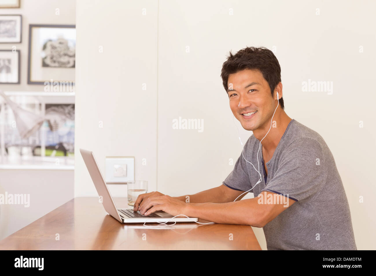 Using laptop computer table hi-res stock photography and images - Alamy