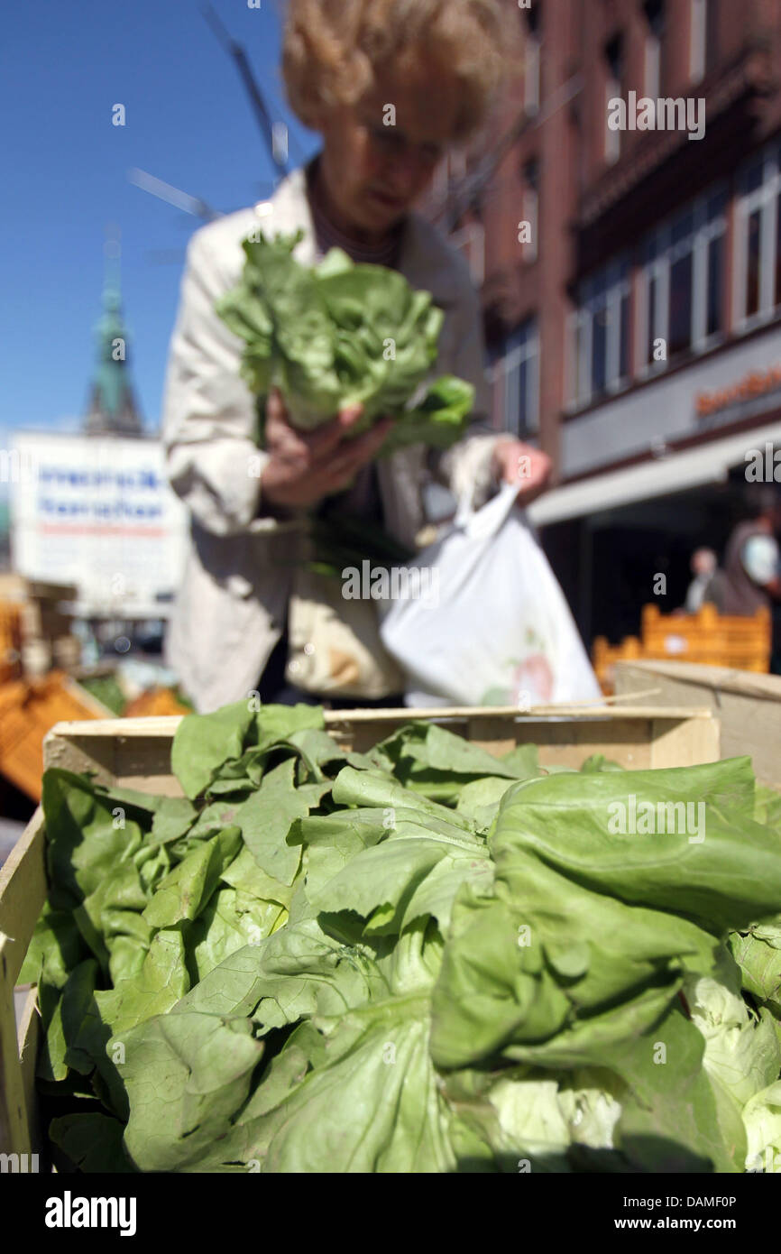 People take salads from boxes in the street as famers give away vegetables as presents in the city centre of Hamburg, Germany, 10 June 2011. With the motto 'Our vegetables are clean and harmless' the farmers and salespeople wish to point to the devastating situation they are in, since the EHEC bacteria has spread. Current warnings regarding the consumption of raw tomatoes, cucumber Stock Photo