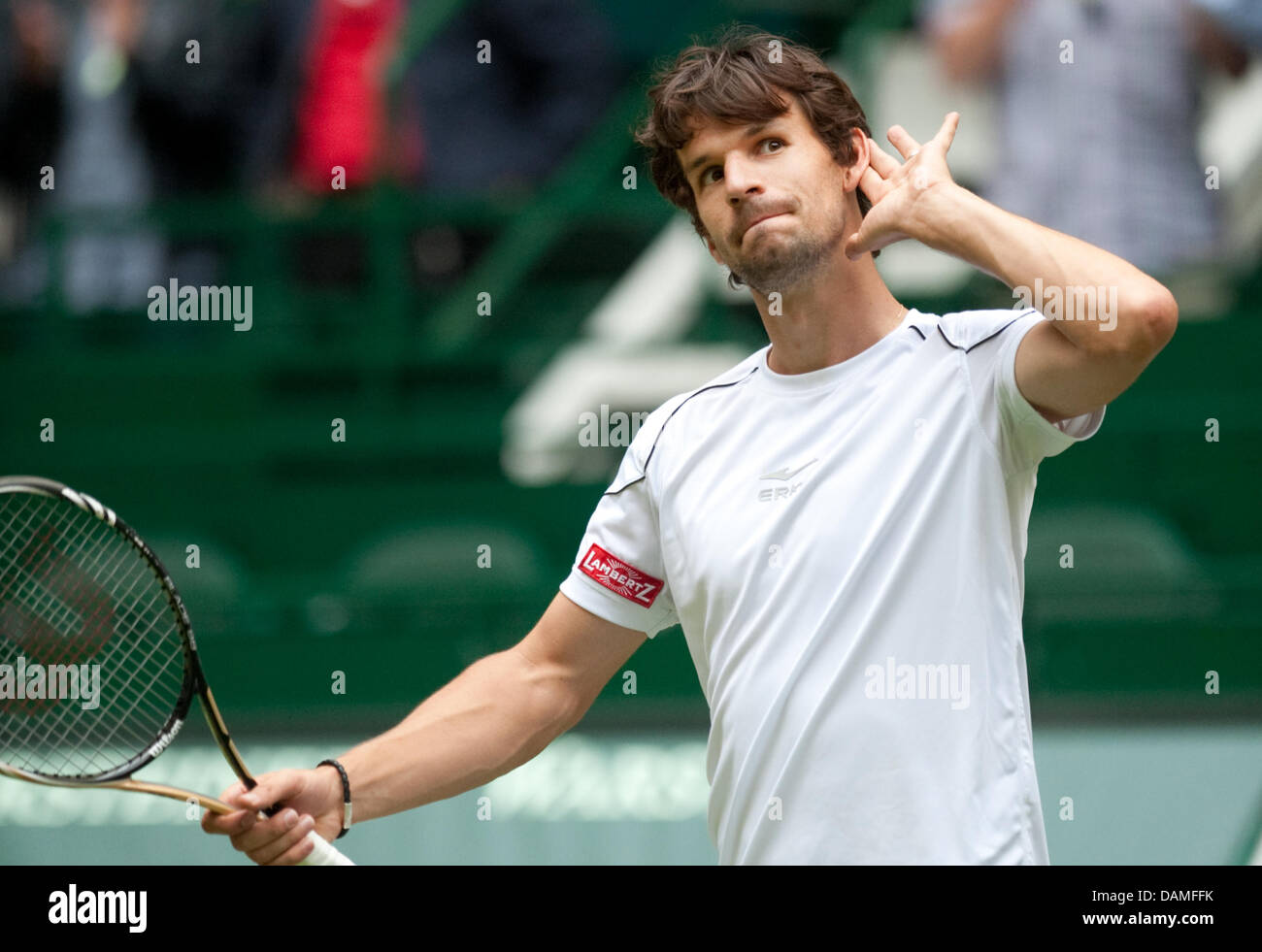 Philipp Petzschner from Germany celebrates a converted match ball during his semi-final match against Berdych from the Czech Republic during the ATP World Tour in Halle (Westphalia), Germany, 11 June 2011. Pitzschner won 7:6 (9:7), 2:6, 6:3 against Berdych. Photo: BERND THISSEN Stock Photo