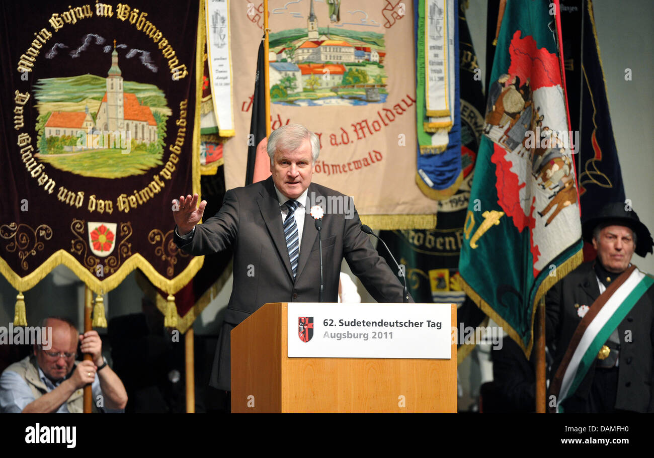 The Bavarian minister Horst Seehofer speaks at the central proclamation of the 62nd Day of the Sudeten Germans, joined by thousands of expellees from the Sudetenland, inside the Swabians' hall (Schwabenhalle) in Augsburg, Germany, 12 June 2011. Photo: STEFAN PUCHNER Stock Photo