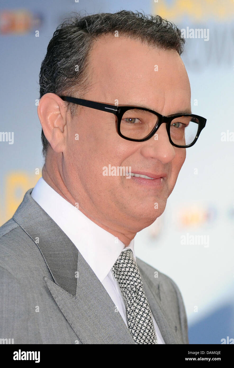 US actor Tom Hanks arrives for the premiere of the film 'Larry Crowne' at  the Cinestar movie theatre at Potsdamer Platz in Berlin, Germany, 12 June  2011. Photo: Jens Kalaene Stock Photo - Alamy