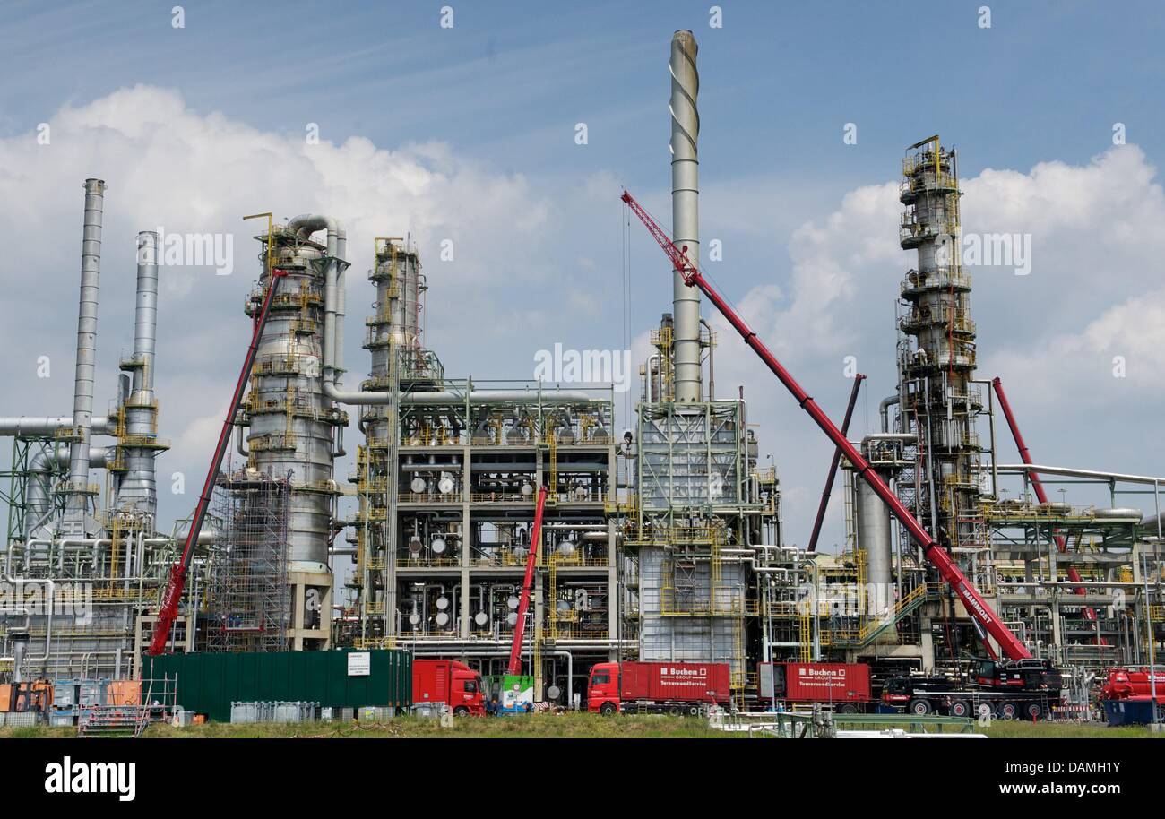 Cranes stands at the Total Raffinerie Mitteldeutschland GmbH