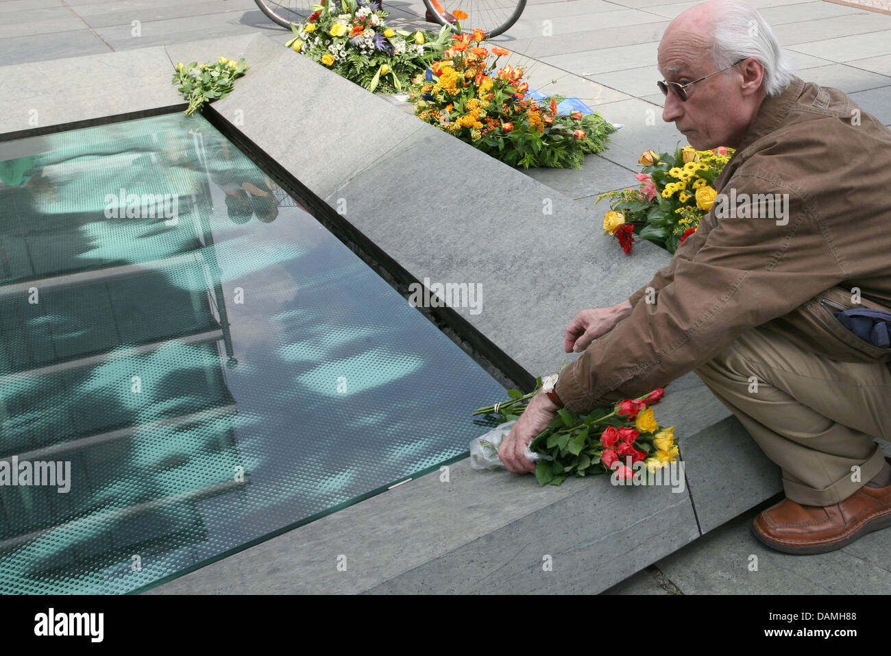 A man puts down flowers at the memorial for the uprising of 17 June 1953 in East Germany in Berlin, Germany, 16 June 2011. On 17 June 1953, Soviet troops with tanks and GDR policemen quelled a rebellion against the SED regime. Photo: Stephanie Pilick Stock Photo