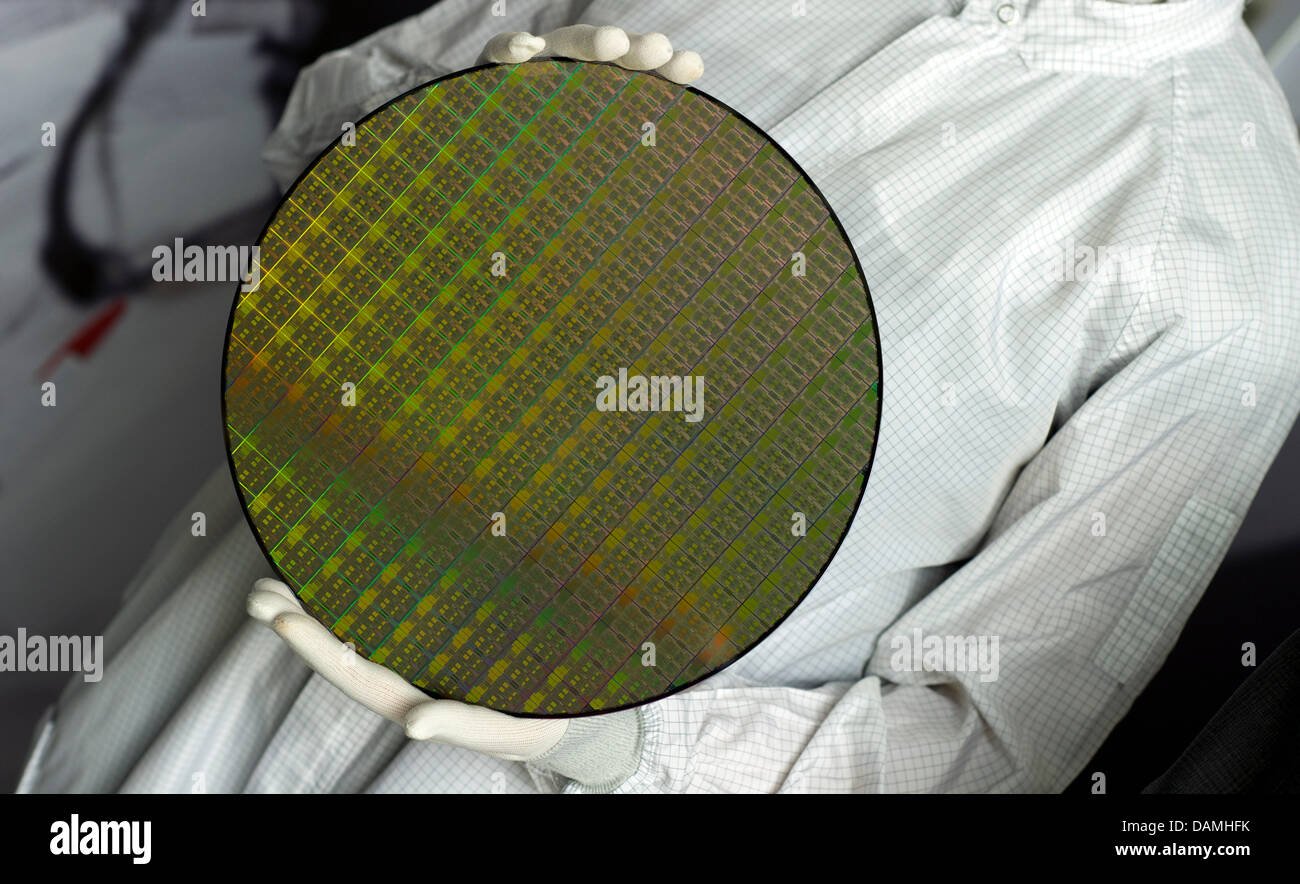 A Globalfoundries employee holds a chip disc in his hands at the factory in Dresden, Germany, 6 june 2011. Photo: Arno Burgi Stock Photo