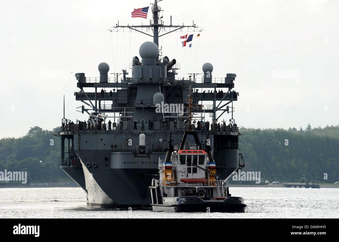 The swimming command centre of the 6th US navy, the 'USS Mount Whitney', is taken to its specially saved mooring by tugboats at the naval port in Kiel, Germany, 17 June 2011. 20 warships from 13 nations will be presented in the naval harbour during the Kiel Week. Except for the American units, the ships can be viewed at the weekend. Photo: CARSTEN REHDER Stock Photo