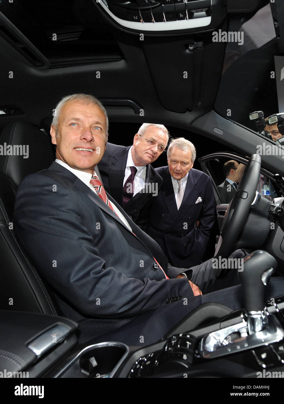 Chairman of the board of Porsche AG, Matthias Mueller (L-R), chairman of the board of Porsche Automobil Holding SE, Martin Winterkorn, and Wolfgang Porsche, supervisory board of Porsche SE, view a Porsche Cayenne at the exhibition of the general meeting of Porsche SE at the Porsche Arena in Stuttgart, Germany, 17 June 2011. Despite several unsolved problems Porsche and Volkswagen d Stock Photo