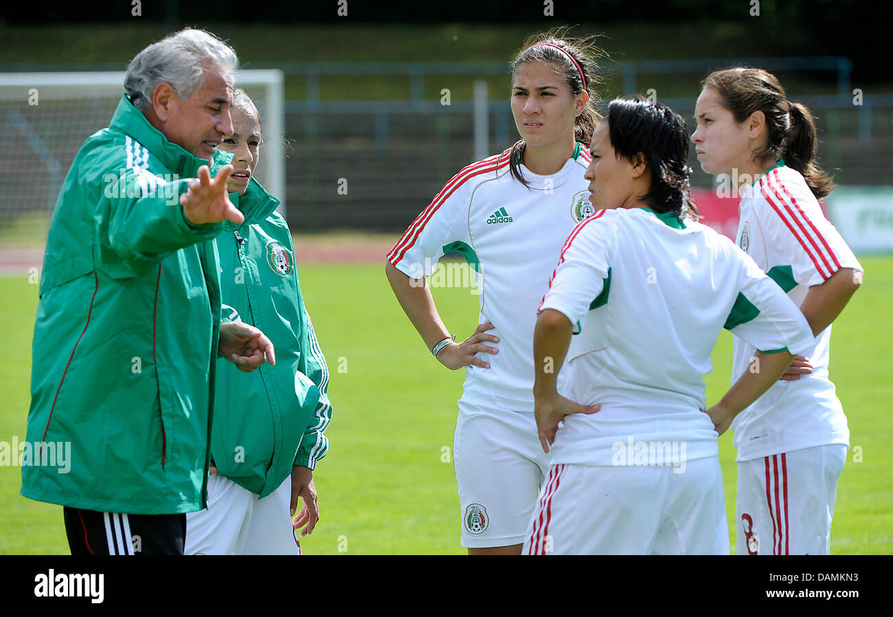 Coach Leonardo Cuellar (l) talks to the team players before a test match against a regional team at the Jahnstadium in Goettingen, Germany, 18 June 2011. Photo: Dominique Leppin Stock Photo