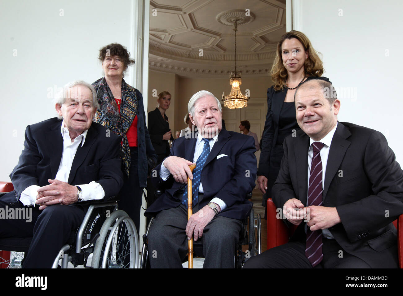 On the occassion of his 85th birthday  the writer and honorary citizen of Hamburg, Siegfried Lenz (L-R), sits next to his wife Ulla, former chancellor Helmut Schmidt, Carola Veit, president of Hamburg citizenship and mayor Olaf Scholz inside the guests house of the senat in Hamburg, Germany, 22 June 2011. Lenz celebrated his birthday on 17 March 2011. Photo: ULRICH PERREY Stock Photo