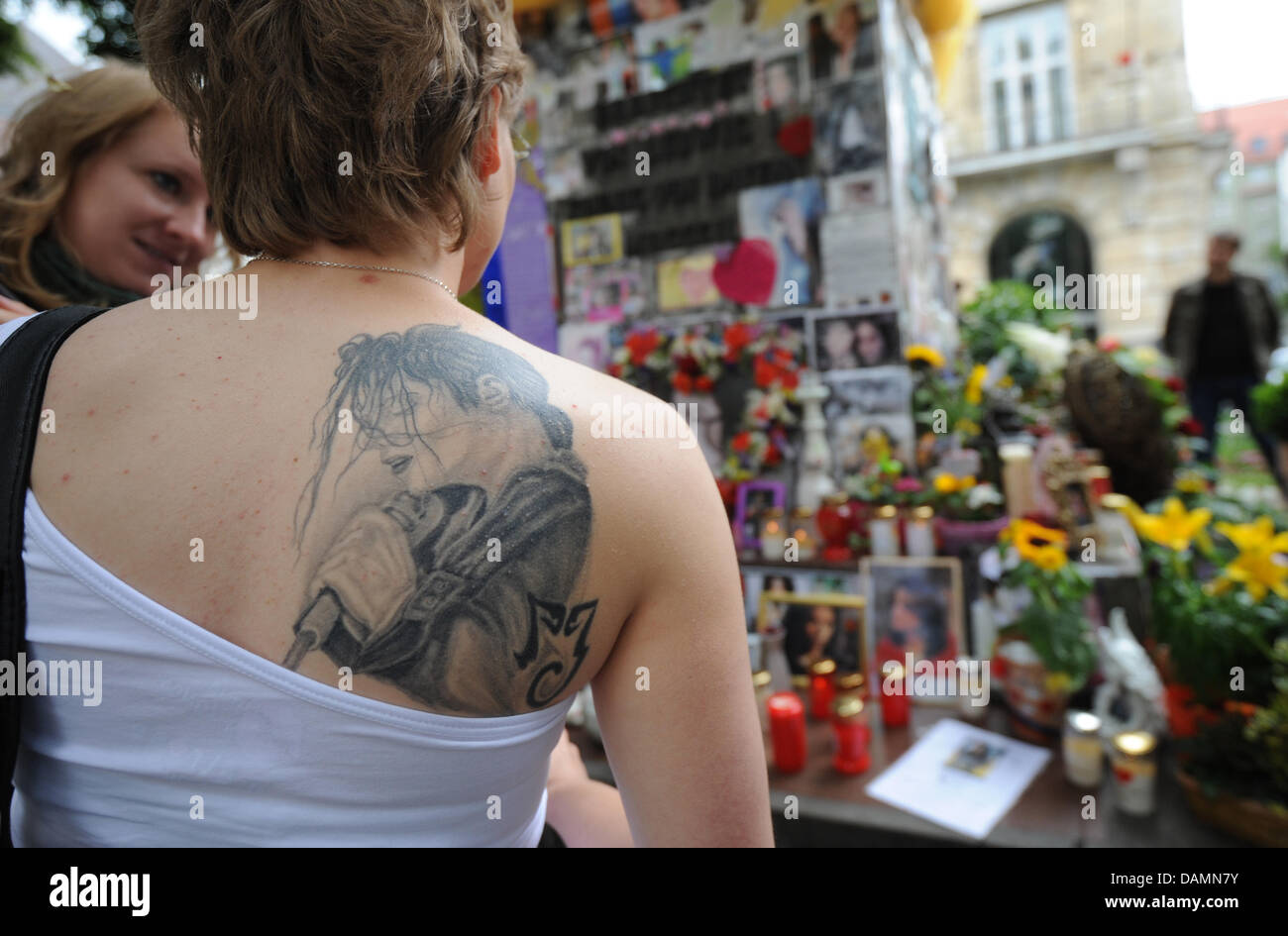 Franziska from Augsburg stands in front of the inofficial Michael Jackson monument in front of Jackson's most frequently visited hotel in Munich, Germany, 25 June 2011. On her back, she has a tattoo of Michael Jackson's likeness. On 25 June 2009, the 'King of Pop' died of a narcotics overdose that led to heart failure. Photo: Andreas Gebert Stock Photo