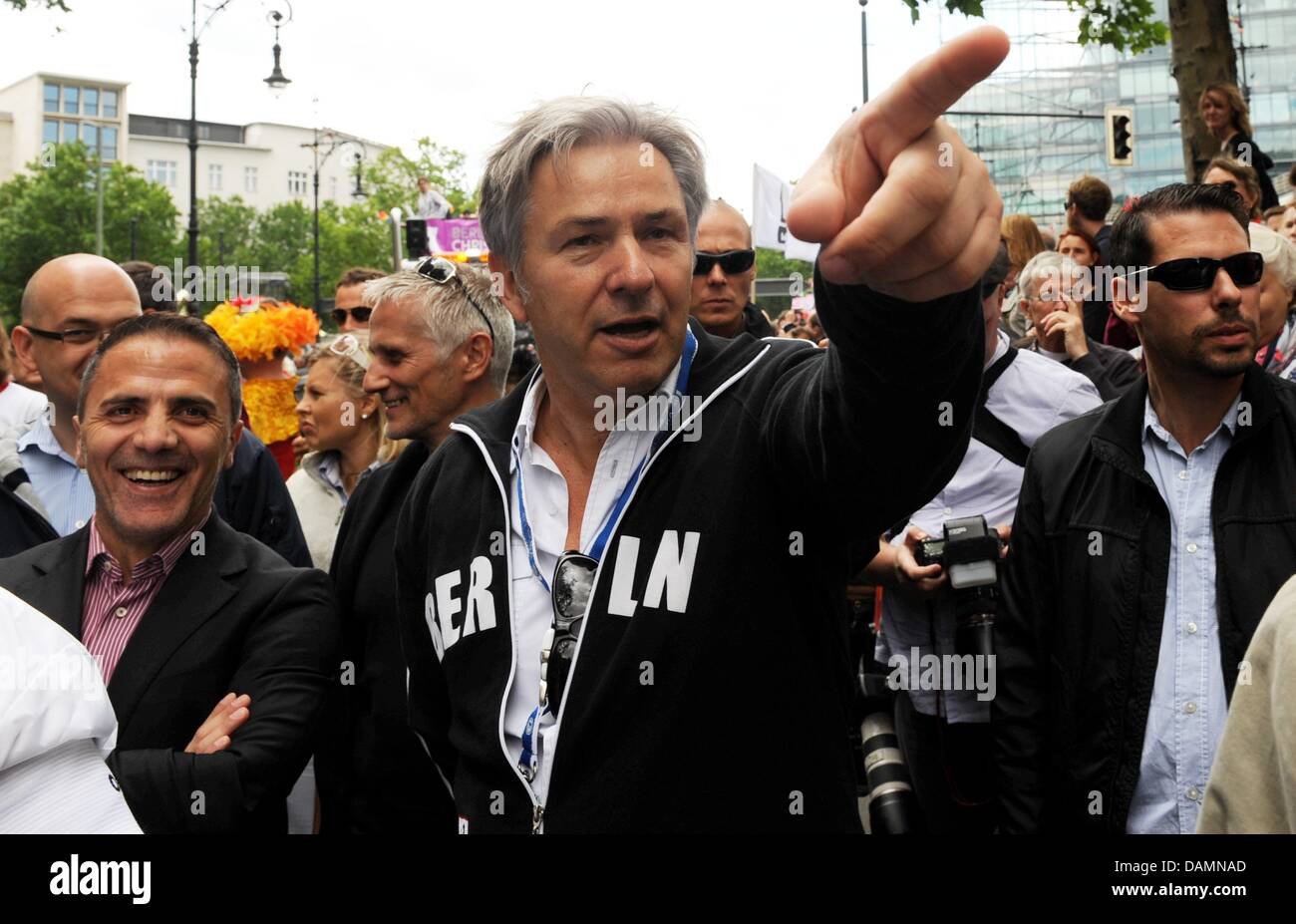The Governing Mayor of Berlin Klaus Wowereit (M) attends the Christopher Street Day (CSD) parade in Berlin, Germany, 25 June 2011. Each year at the CSD, homosexual men and women remember the police's brutal attack on homosexuals in New York in 1969. Photo: Maurizio Gambarini Stock Photo