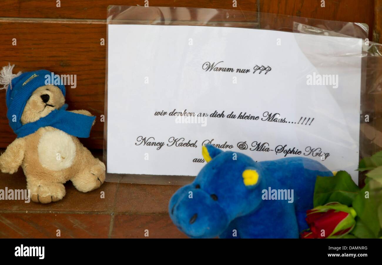 Stuffed animals and letters lay in front of the Schiller Elementary School of murdered seven-year-old girl Mary-Jane in Zella-Mehlis, Germany, 26 June 2011. Mary-Jane has been killed by an unknown perpetrator. Just one day after her disappearance her dead body has been found inside a creek 1.5 kilometers off of her mother's apartment. Photo: Michael Reichel Stock Photo