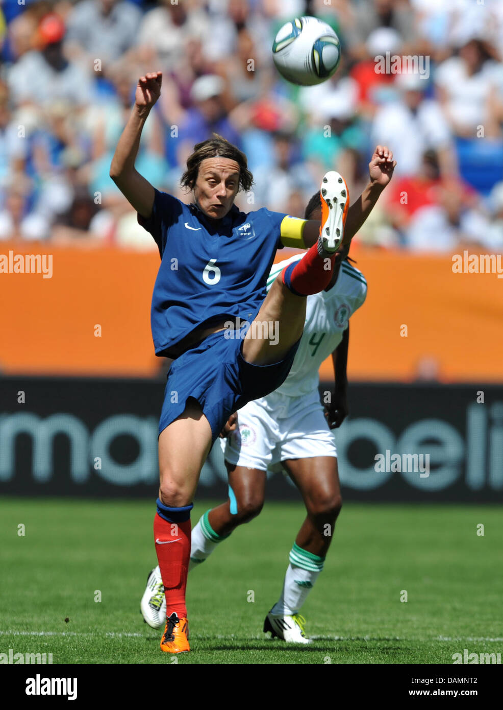 Sandrine Soubeyrand (l) of France and Perpetua Nkwocha of Nigeria fight for the ball during the Group A match Nigeria against France of FIFA Women's World Cup soccer tournament at the Rhein Neckar Arena in Sinsheim, Germany, 26 June 2011. Foto: Arne Dedert dpa/lsw  +++(c) dpa - Bildfunk+++ Stock Photo