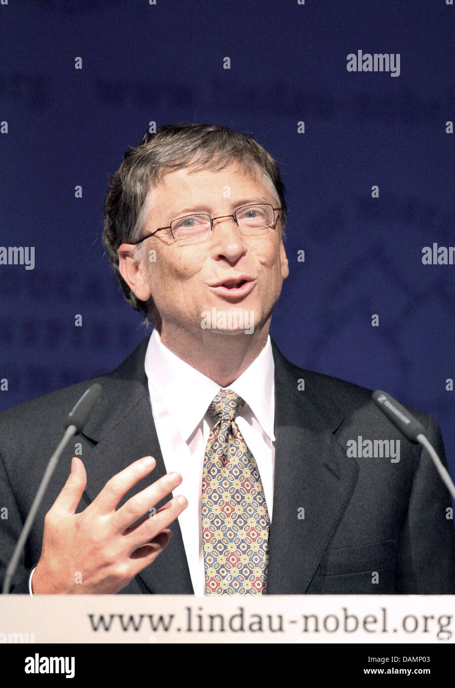 Microsoft founder Bill Gates speaks at the Nobel Laureate Meetings after he reiceived the letter of appointment to the honorary senate of the Nobel Laureate Meetings Foundation in Lindau, Germany, 26 June 2011. World health is in the limelight of the 61st meetings. Photo: Karl-Josef Hildenbrand Stock Photo