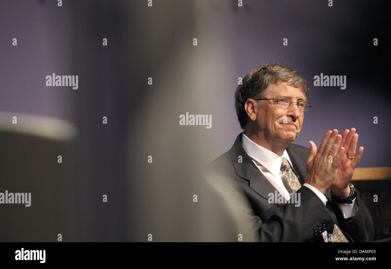 Microsoft founder Bill Gates applauds on stage at the Nobel Laureate Meetings after he reiceived the letter of appointment to the honorary senate of the Nobel Laureate Meetings Foundation in Lindau, Germany, 26 June 2011. World health is in the limelight of the 61st meetings. Photo: Karl-Josef Hildenbrand Stock Photo