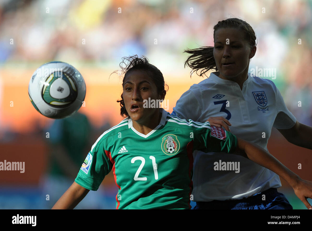 Sandra Stephany Mayor of Mexico (L) and Rachel Unitt of England fight for the ball during the Group B match Mexico against England of FIFA Women's World Cup soccer tournament at the Arena Im Allerpark in Wolfsburg, Germany, 27 June 2011. Foto: Peter Steffen dpa/lni Stock Photo