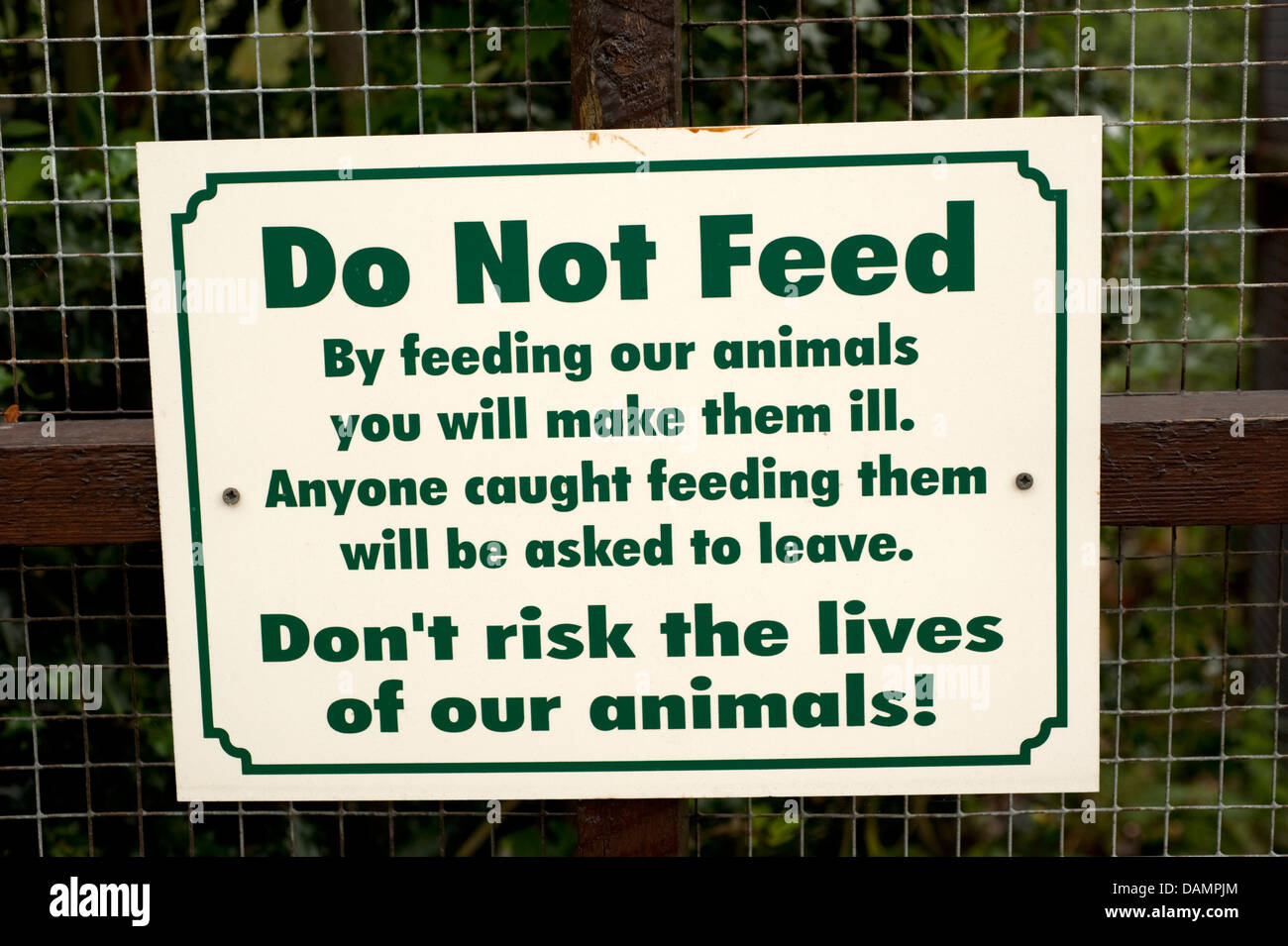 Zoo Sign Do Not Feed the Animals Warning Stock Photo - Alamy Zoo Sign Do Not Feed the Animals Warning Stock Photo - Alamy