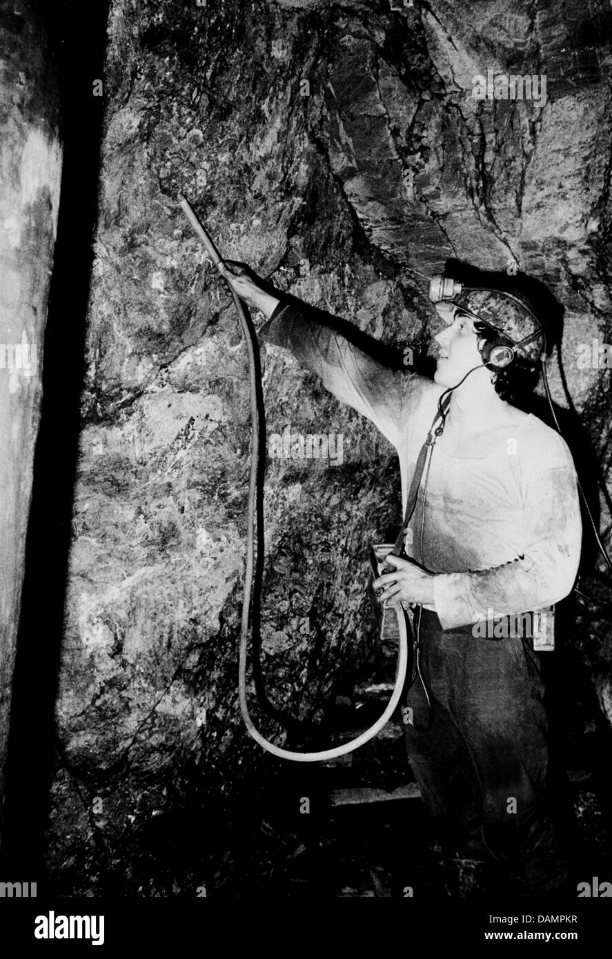 (FILE) An archive photo dated 1985 shows a man checking the rocks of a shaft in the Wismut uranium mine with a Geiger counter near Aue, Germany. It has now been scientifically proven that with the discovery of uranium in the ore mountains of Thuringia, Germany, the Soviet Union rose once as a nuclear superpower. A study looks at the long secret history of East Germany uranium minin Stock Photo