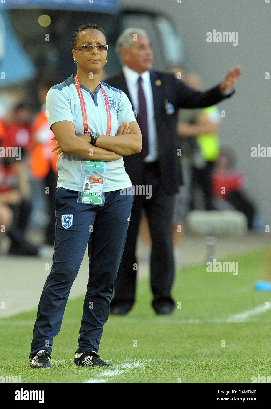 England's coach Hope Powell (L) and head coach Leonardo Cuellar (R) gesture during the Group B match Mexico against England of FIFA Women's World Cup soccer tournament at the Arena Im Allerpark in Wolfsburg, Germany, 27 June 2011. Foto: Peter Steffen dpa/lni  +++(c) dpa - Bildfunk+++ Stock Photo