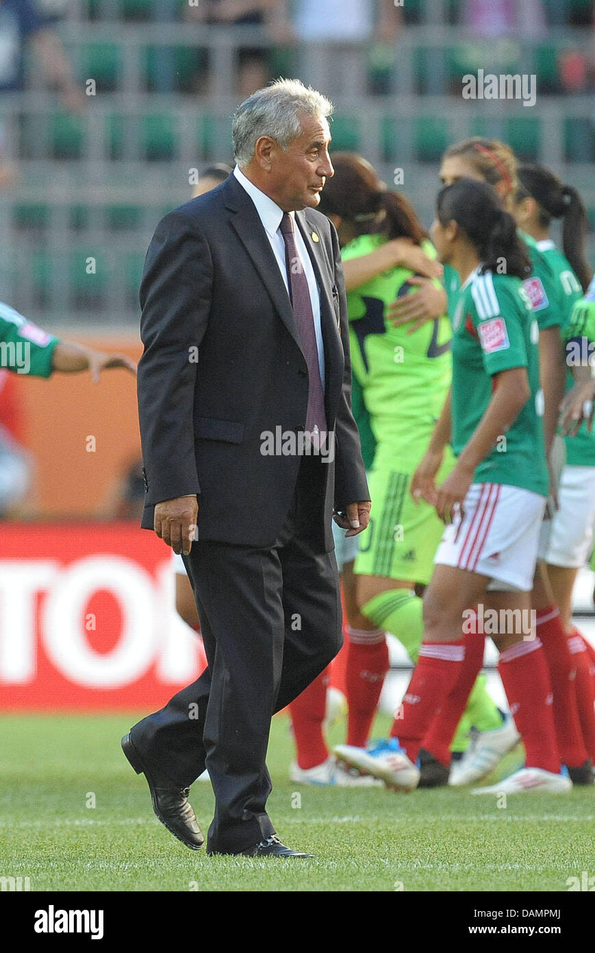 Head coach Leonardo Cuellar of Mexico reacts after the Group B match Mexico against England of FIFA Women's World Cup soccer tournament at the Arena Im Allerpark in Wolfsburg, Germany, 27 June 2011. Foto: Peter Steffen dpa/lni Stock Photo