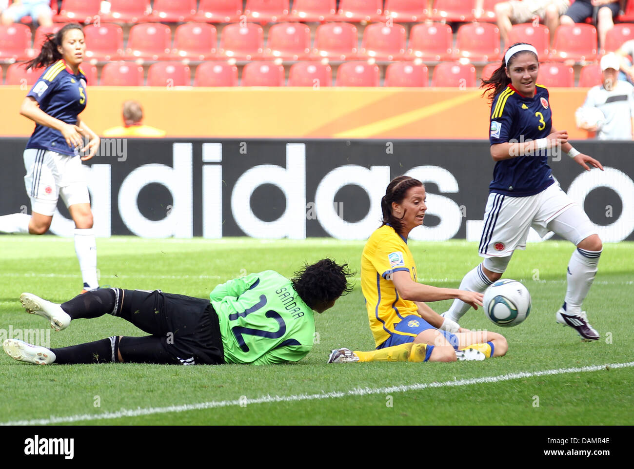 Goalkeeper Sandra Sepulveda (l) of Colombia and Lotta Schelin (M) of Sweden fight for the ball during the Group C match Colombia against Sweden of FIFA Women's World Cup soccer tournament at the FIFA Women's World Cup Stadium in Leverkusen, Germany, 28 June 2011. Foto: Friso Gentsch dpa/lnw  +++(c) dpa - Bildfunk+++ Stock Photo