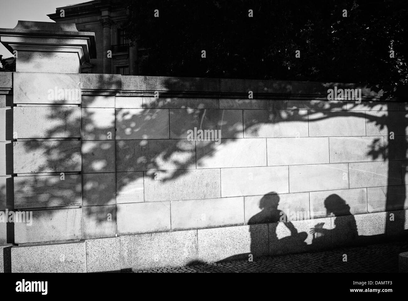 Berlin. Shadow of a couple sitting under a tree Stock Photo