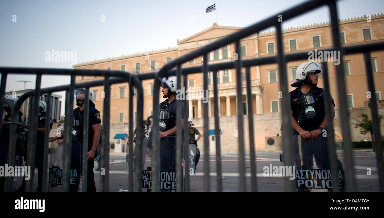 Police officers protect the Greek Parliament from possible riots of ...