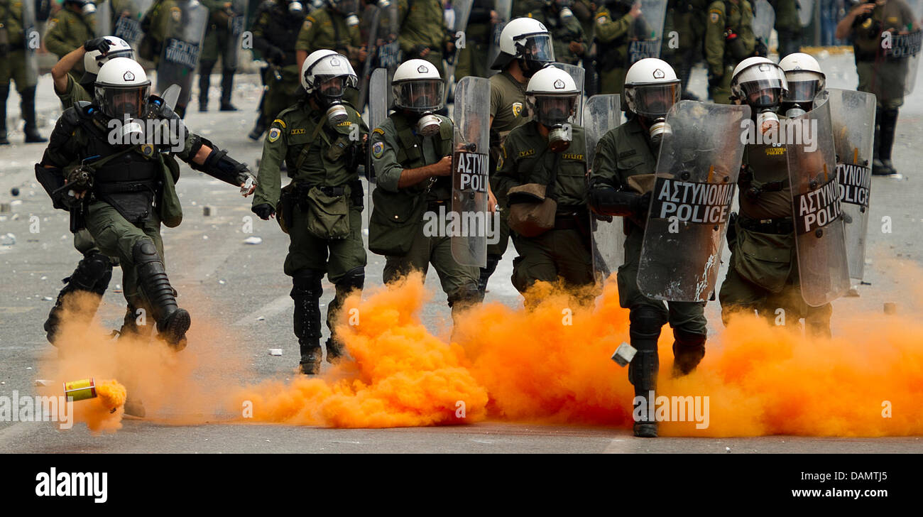 Greek riot police clashing with demonstrators in front of Greek Parliament on the second day of a 48-hour general strike in Athens, Greece, Wednesday, 29 June 2011. Millions of Greeks participated in the strike to oppose new heavy austerity measures which are part of a medium-term fiscal strategy framework 2012-2015 which is to be concluded in the parliament on Wednesday. Foto: Arn Stock Photo