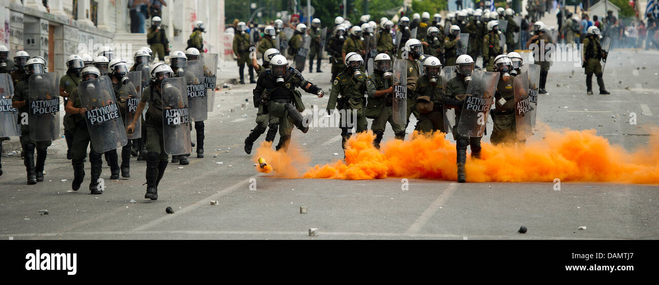 Greek riot police clashing with demonstrators in front of Greek Parliament on the second day of a 48-hour general strike in Athens, Greece, Wednesday, 29 June 2011. Millions of Greeks participated in the strike to oppose new heavy austerity measures which are part of a medium-term fiscal strategy framework 2012-2015 which is to be concluded in the parliament on Wednesday. Foto: Arn Stock Photo