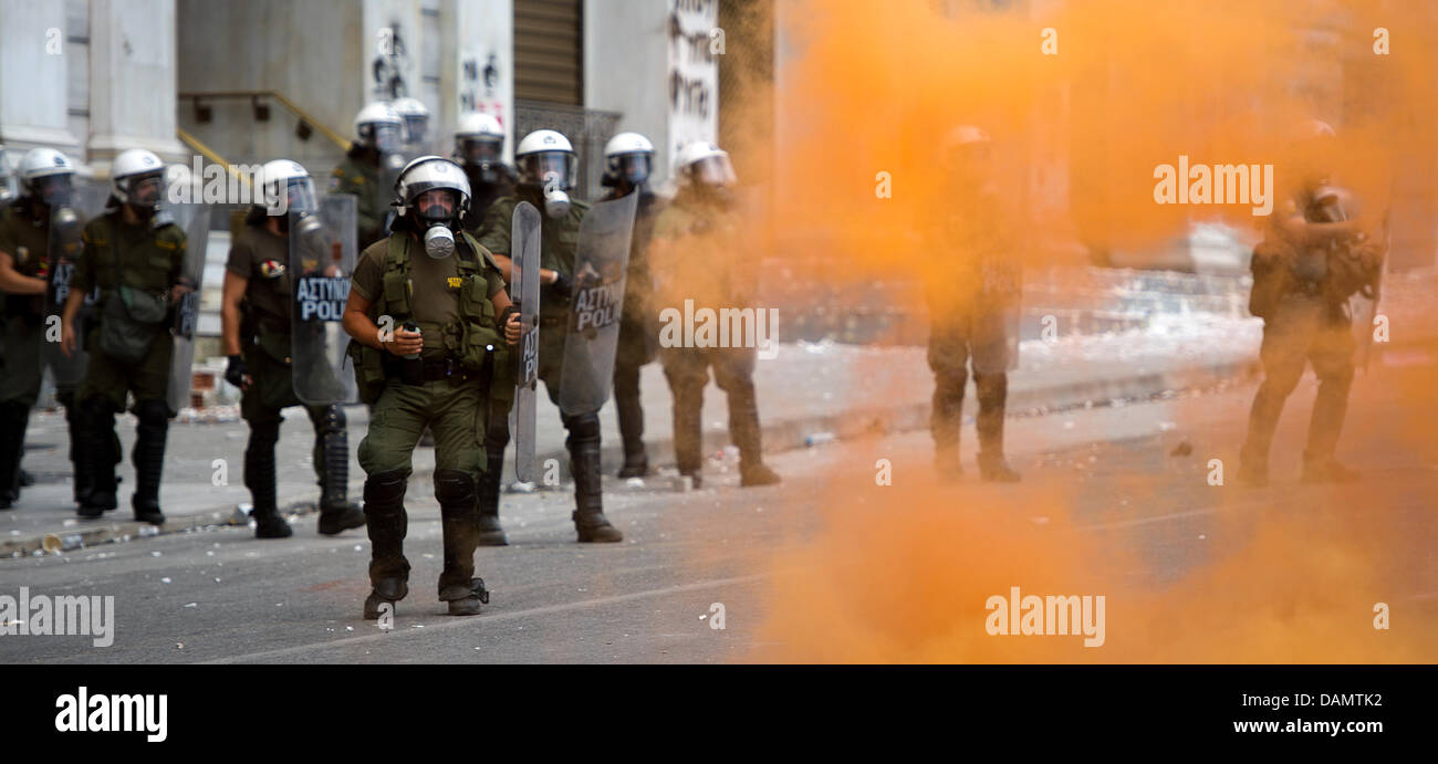 Greek riot police clashing with demonstrators in front of Greek Parliament on the second day of a 48-hour general strike in Athens, Greece, Wednesday, 29 June 2011. Millions of Greeks participated in the strike to oppose new heavy austerity measures which are part of a medium-term fiscal strategy framework 2012-2015 which is to be concluded in the parliament on Wednesday. Foto: Arn Stock Photo