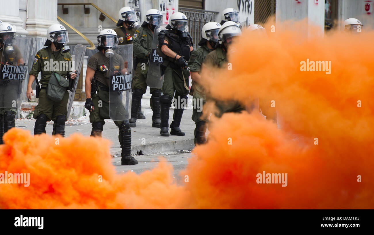 Greek riot police clashing with demonstrators in front of Greek Parliament on the second day of a 48-hour general strike in Athens, Greece, Wednesday, 29 June 2011. Millions of Greeks participated in the strike to oppose new heavy austerity measures which are part of a medium-term fiscal strategy framework 2012-2015 which is to be concluded in the parliament on Wednesday. Foto: Arn Stock Photo