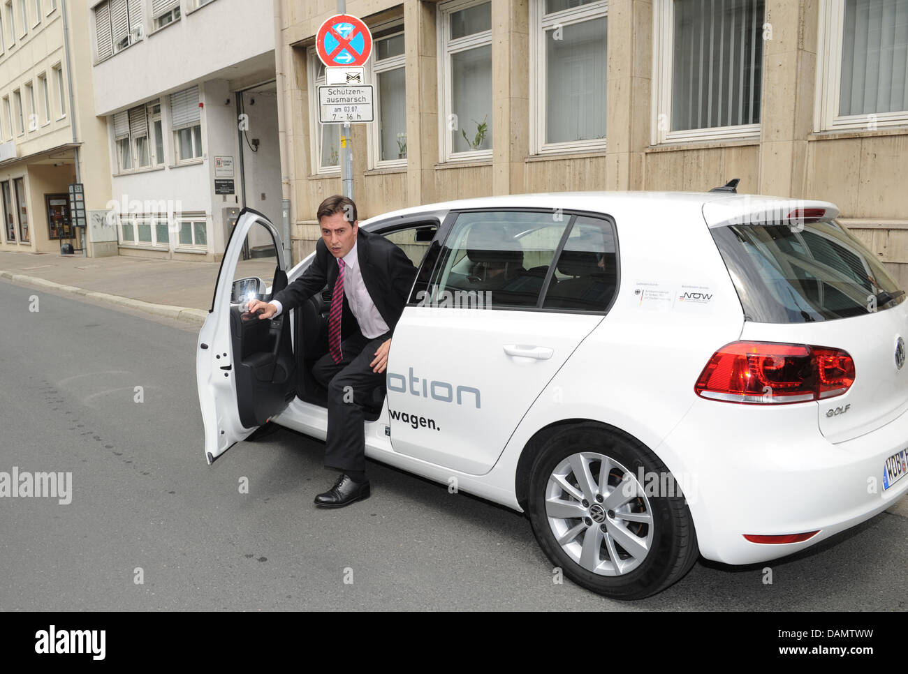 The Premier of Lower Saxony  David McAllister (CDU) steps out of an electric powered E-Golf in front of Lower Saxony's state parliament in Hanover, Germany, 29 June 2011. The state of Lower Saxony is participating in a trial testing the mobility and usability of electric powered cars. Photo: Julian Stratenschulte Stock Photo