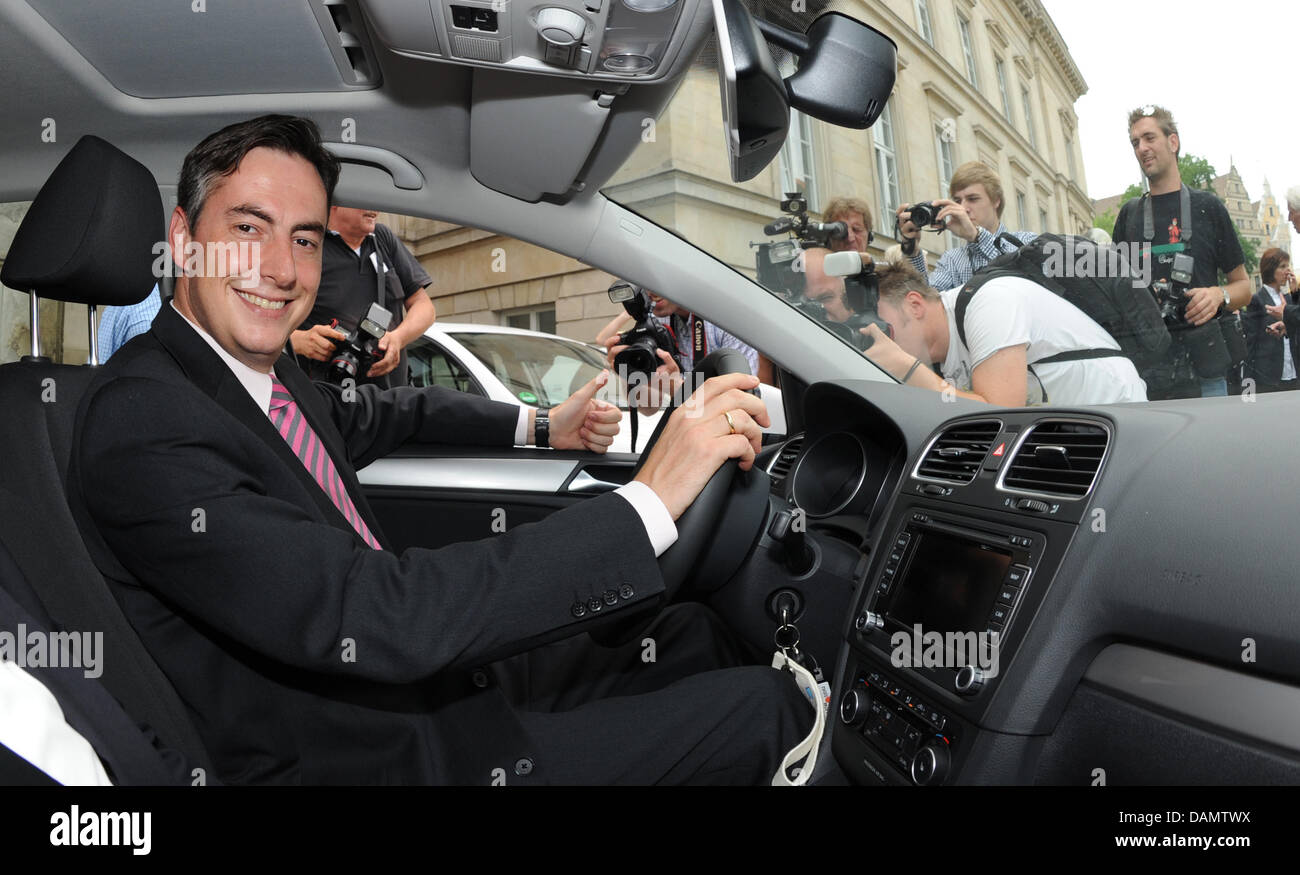 The Premier of Lower Saxony  David McAllister (CDU) sits in an electric powered E-Golf in front of Lower Saxony's state parliament in Hanover, Germany, 29 June 2011. The state of Lower Saxony is participating in a trial testing the mobility and usability of electric powered cars. Photo: Julian Stratenschulte Stock Photo