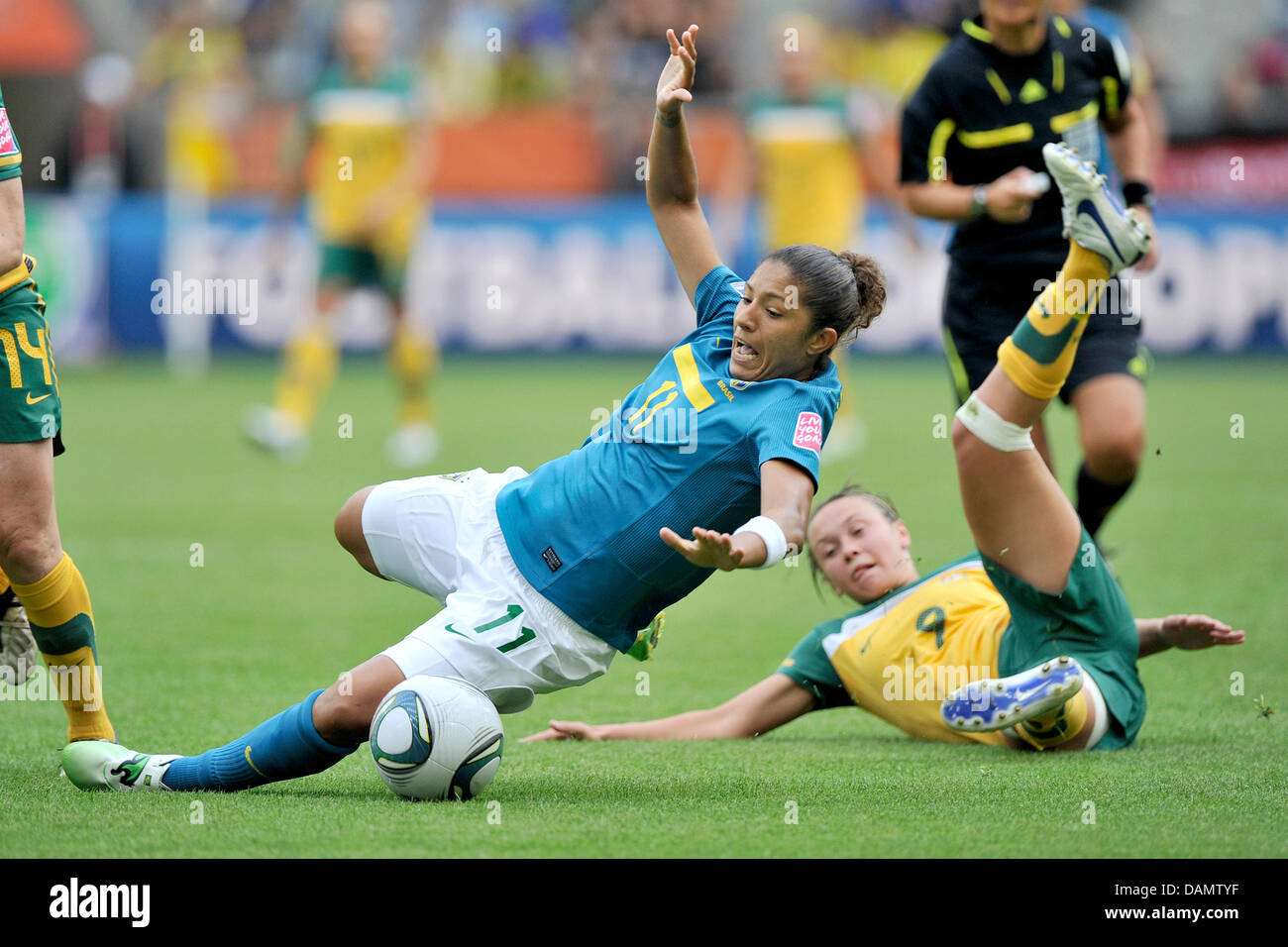 Cristiane (L) of Brazil and Caitlin Foord of Australia fight for the ball during the Group D match Brazil against Australia of FIFA Women's World Cup soccer tournament at the Borussia Park Stadium in Moenchengladbach, Germany, 29 June 2011. Photo: Marius Becker dpa/lnw  +++(c) dpa - Bildfunk+++ Stock Photo
