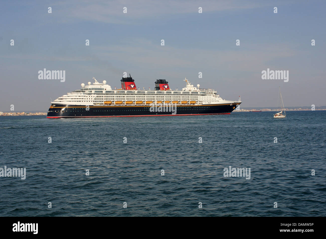 Disney Cruise Line Cruise Ship “Disney Magic” (294 mtrs) at late