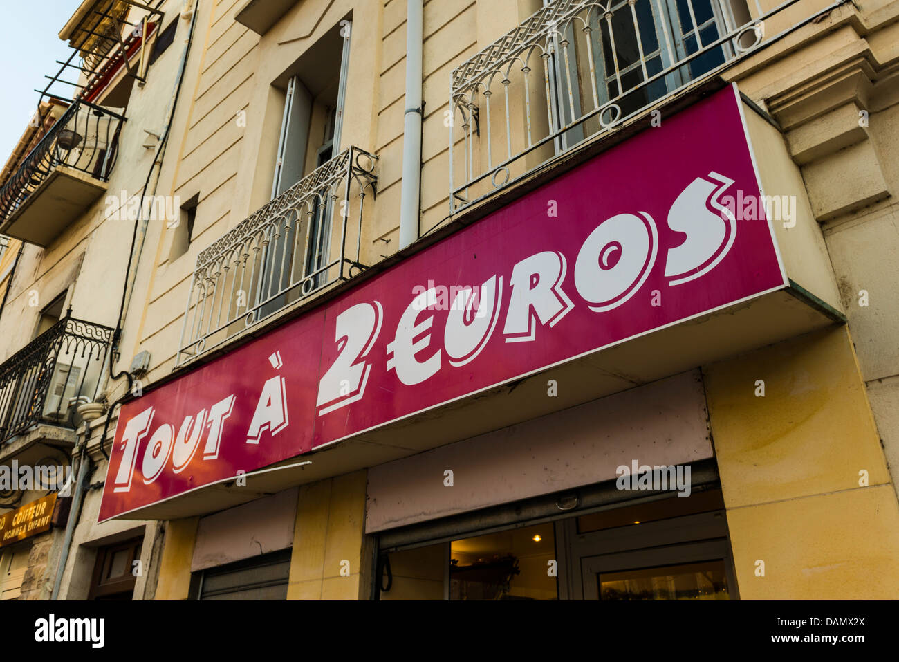 2 euro shop, Mèze, Hérault, Languedoc-Roussillon, France Stock Photo