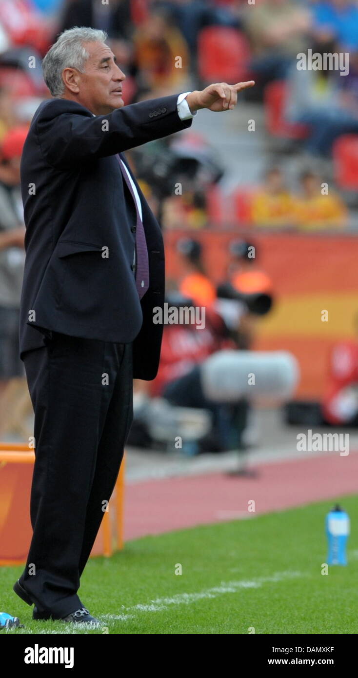 Head coach Leonardo Cuellar of Mexico gestures during the Group B match Japan against Mexico of FIFA Women's World Cup soccer tournament at the FIFA Women's World Cup Stadium in Leverkusen, Germany, 01 July 2011. Foto: Federico Gambarini dpa/lnw  +++(c) dpa - Bildfunk+++ Stock Photo