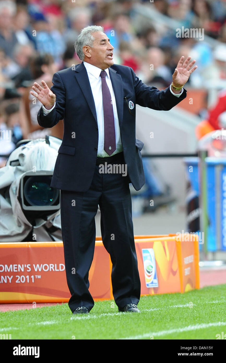 Mexico's coach Leonardo Cuellar talks to his players during the FIFA Women's World Cup 2011 group match Japan vs. Mexico at BayArena in Leverkusen, Germany, 01 July 2011. Photo: Revierfoto Stock Photo