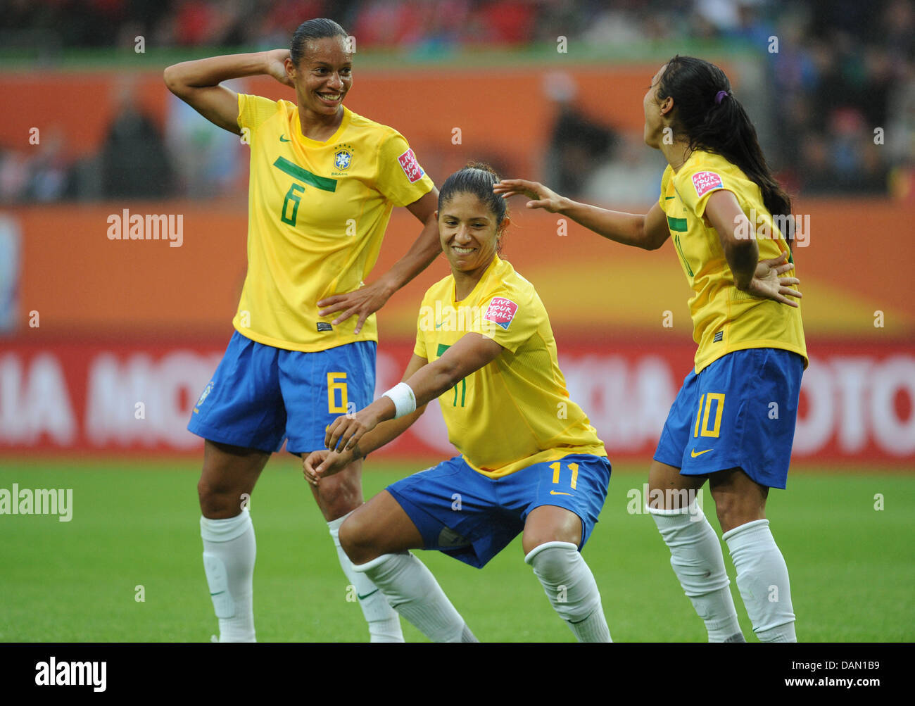 Marta (R) of Brazil celebrates with teammates Rosana (L) and Cristiane (C) after scoring 1-0  during their Group D match Brazil against Norway of FIFA Women's World Cup soccer tournament at the Arena Im Allerpark, Wolfsburg, Germany, 03 July 2011. Foto: Peter Steffen dpa/lni  +++(c) dpa - Bildfunk+++ Stock Photo