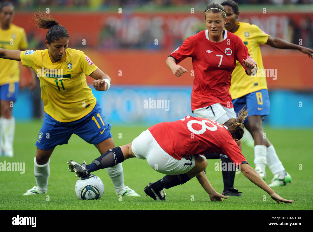 Cristiane of Brazil (L-R) and Guro Knutsen Mienna and Trine Roenning of Norway fight for the ball during the Group D match Brazil against Norway of FIFA Women's World Cup soccer tournament at the Arena Im Allerpark, Wolfsburg, Germany, 03 July 2011. Foto: Peter Steffen dpa/lni  +++(c) dpa - Bildfunk+++ Stock Photo