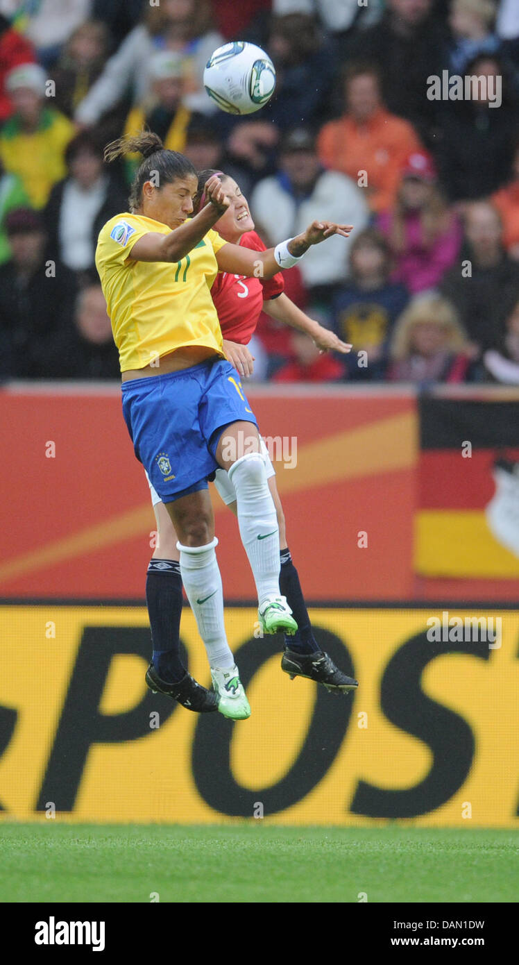 Cristiane of Brazil and Maren Mjelde (R) of Norway fight for the ball during the Group D match Brazil against Norway of FIFA Women's World Cup soccer tournament at the Arena Im Allerpark, Wolfsburg, Germany, 03 July 2011. Foto: Julian Stratenschulte dpa/lni  +++(c) dpa - Bildfunk+++ Stock Photo