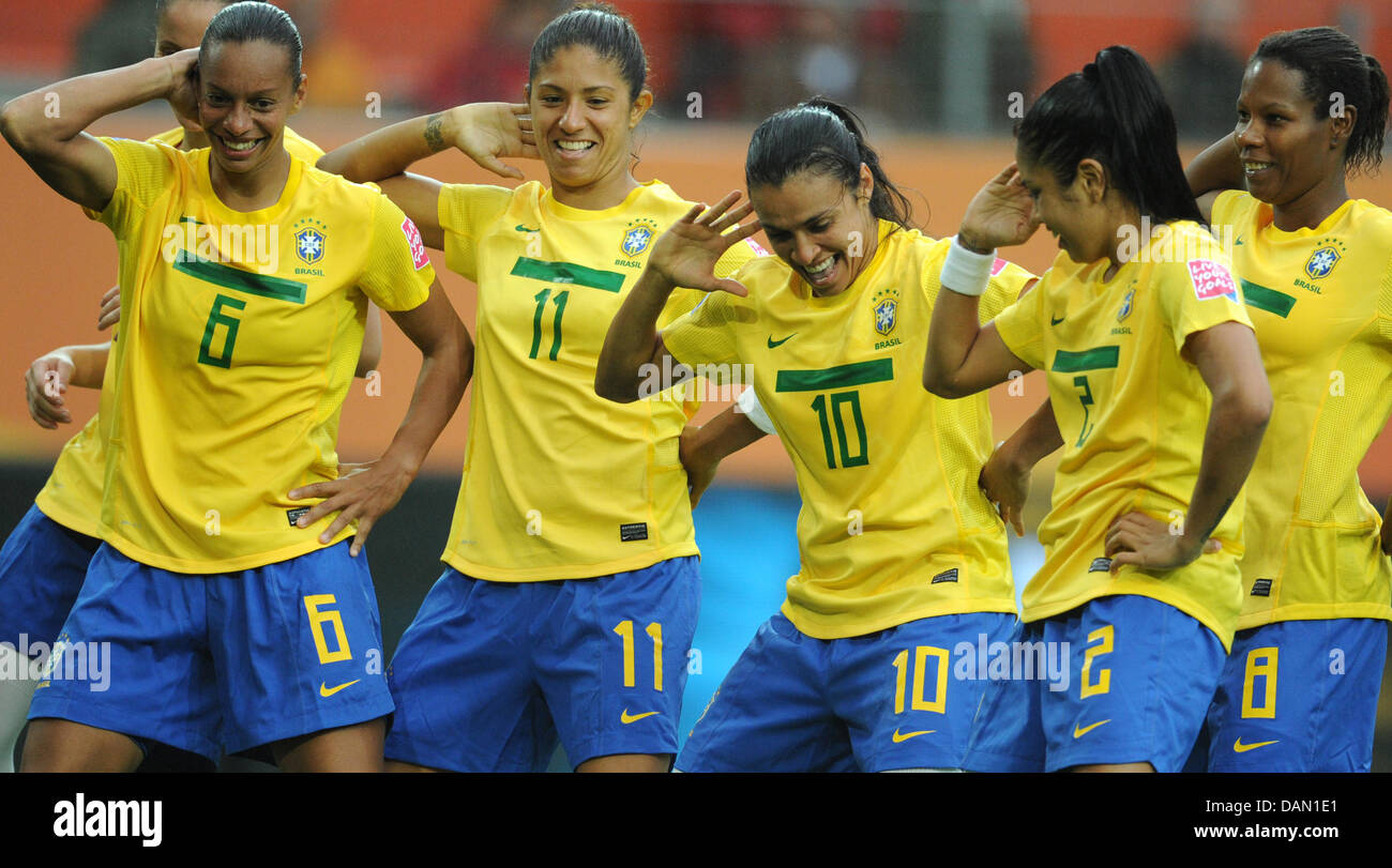 Rosana (l-r), Cristiane, Marta, Maurine and Formiga of Brazil celebrate the 2-0 of Marta during the Group D match Brazil against Norway of FIFA Women's World Cup soccer tournament at the Arena Im Allerpark, Wolfsburg, Germany, 03 July 2011. Foto: Julian Stratenschulte dpa/lni  +++(c) dpa - Bildfunk+++ Stock Photo