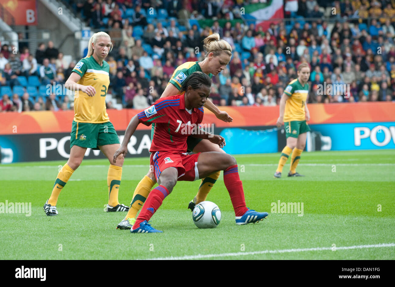 Lauren Colthorpe (C back) of Australia and Diala (C front) of Equatorial Guinea fight for the ball during the Group D match Australia against Equatorial Guinea of FIFA Women's World Cup soccer tournament at the FIFA Women's World Cup Stadium in Bochum, Germany, 03 July 2011. Australia won the match with 3-2. Foto: Foto: Bernd Thissen dpa/lnw Stock Photo