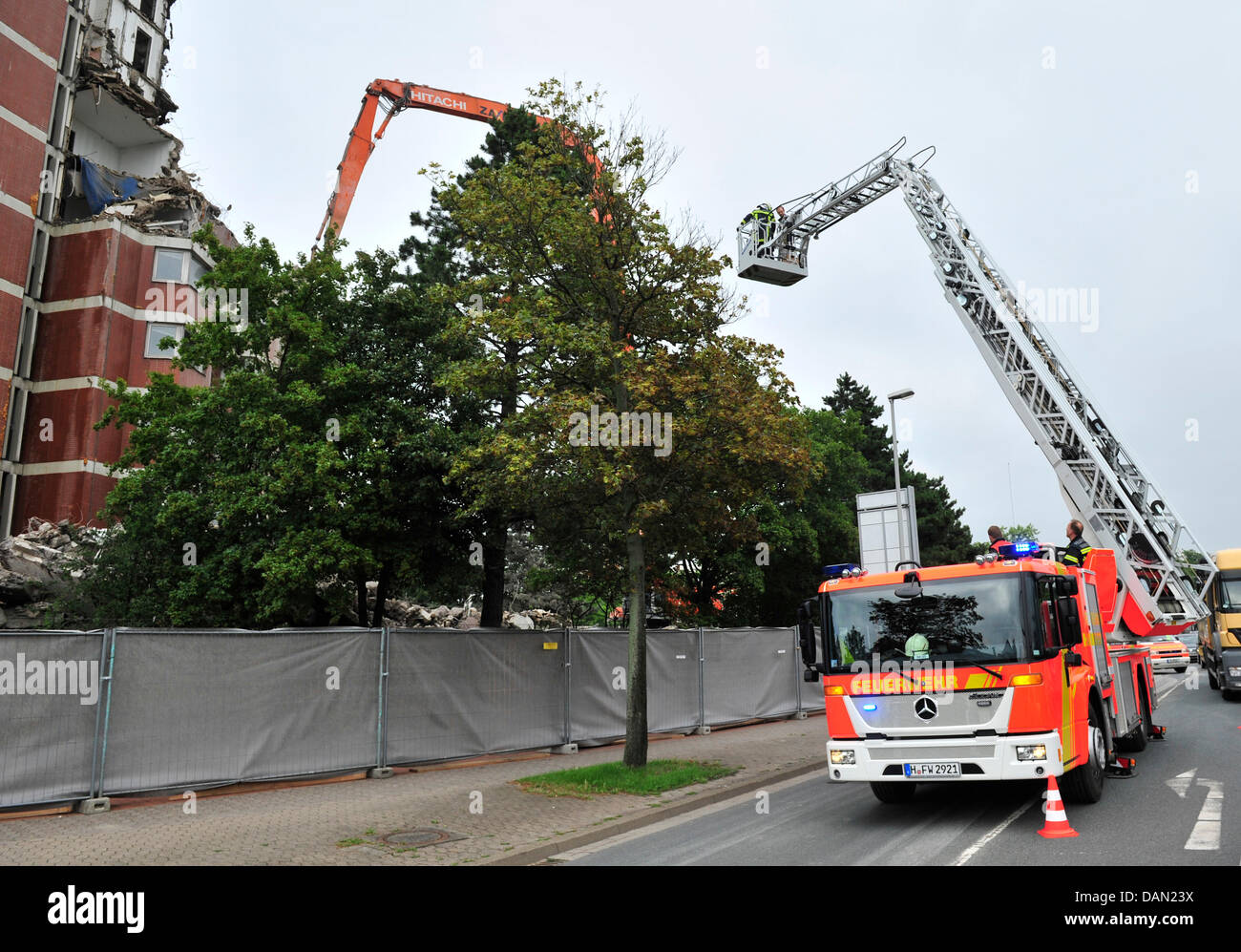 An aerial ladder stands in front of a tree with four young kestrels in Hanover, Germany, 04 July 2011. Firemen in Hanover rescued four kestrels from their nest in a tree that stood too close to a building to be torn down. While three falcons could easily be caught, another escaped. A fireman caught the bird at the half-way demolished house. Photo: Julian Stratenschulte Stock Photo