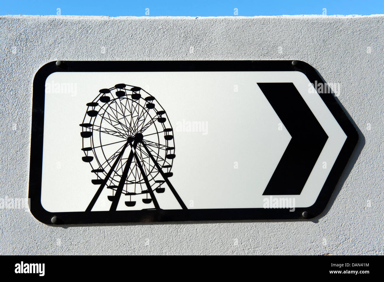 Sign Big Wheel Ride Tourist Attraction Arrow Right Stock Photo - Alamy