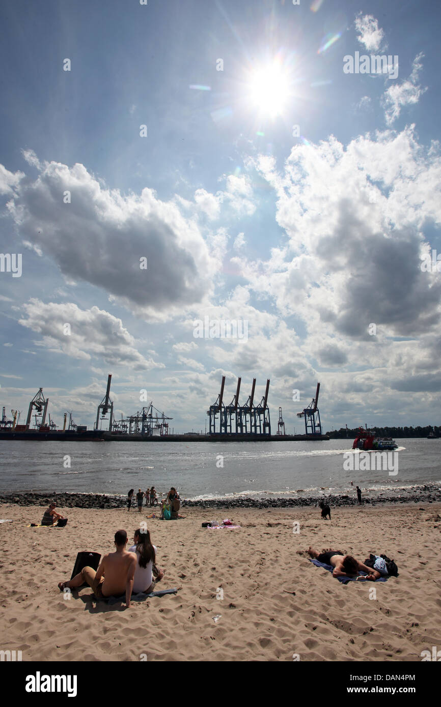 People enjoy the sun at the Elbe beach in Hamburg, Germany, 07 July ...