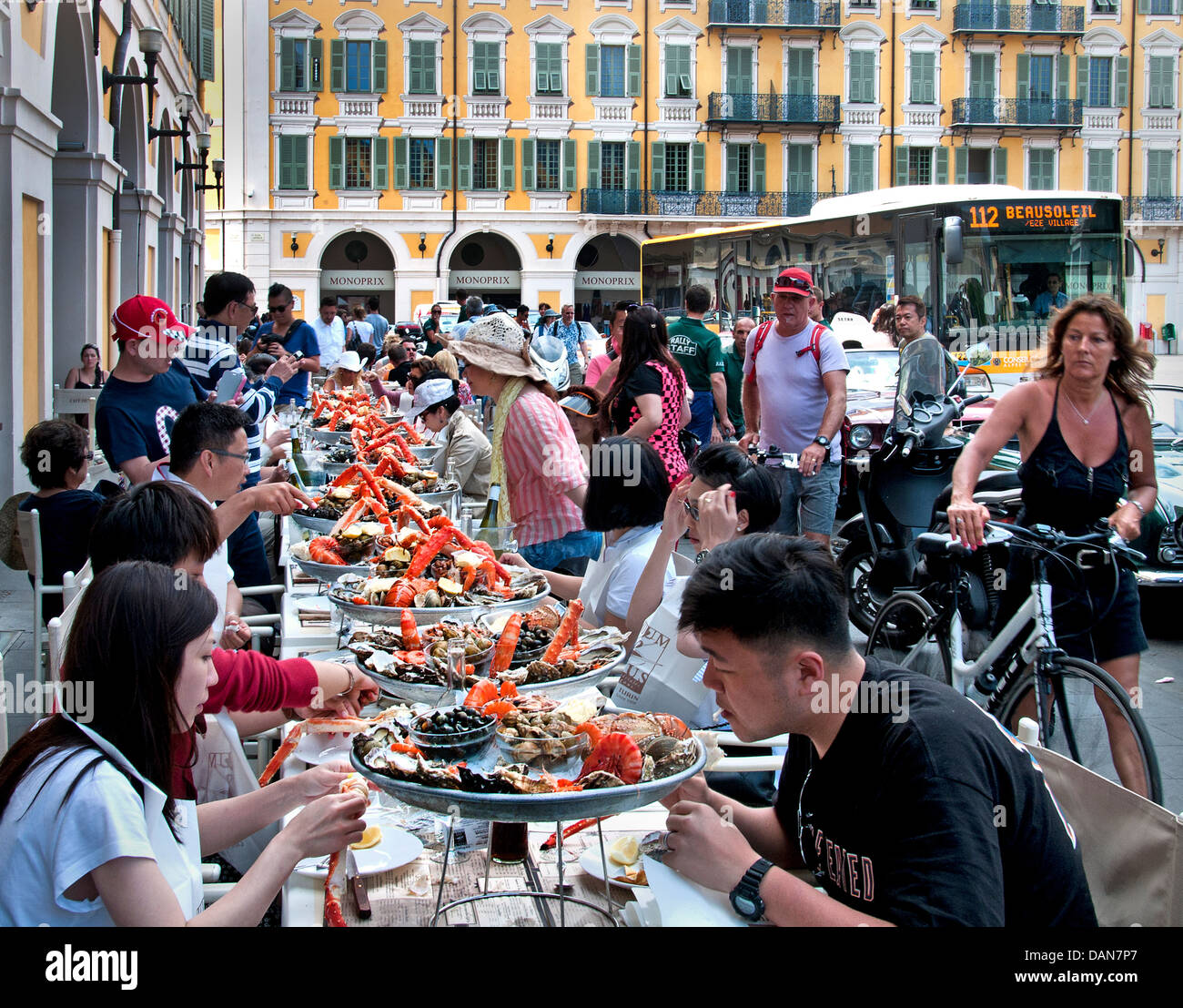 lunch-cafe-de-turin-nice-france-chinese-people-fruits-de-mer-french