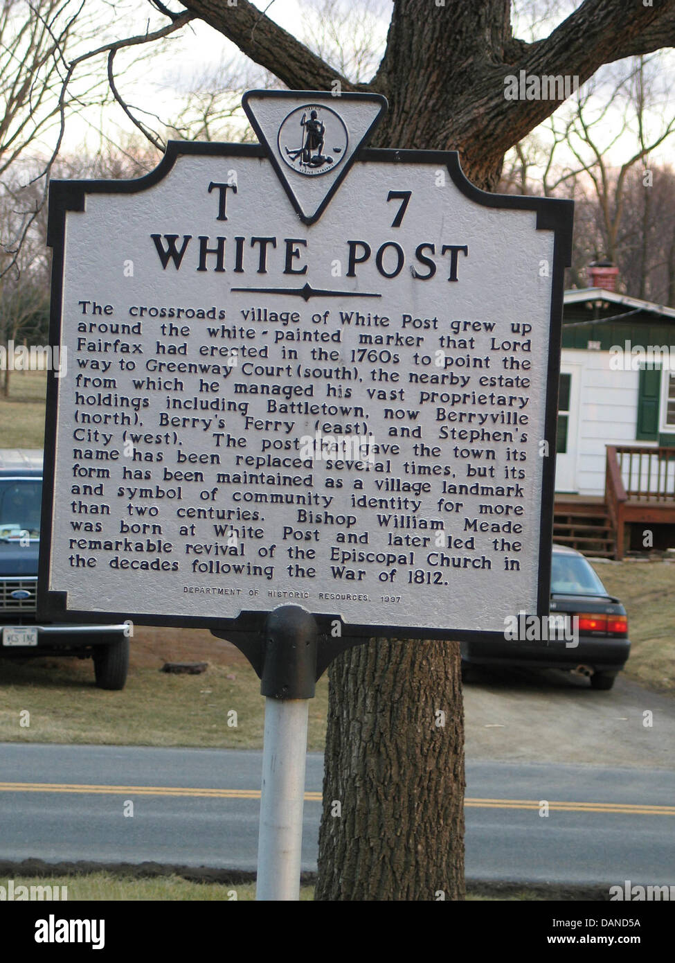 WHITE POST  The crossroads village of White Post grew up around the white-painted marker that Lord Fairfax had erected in the 17 Stock Photo