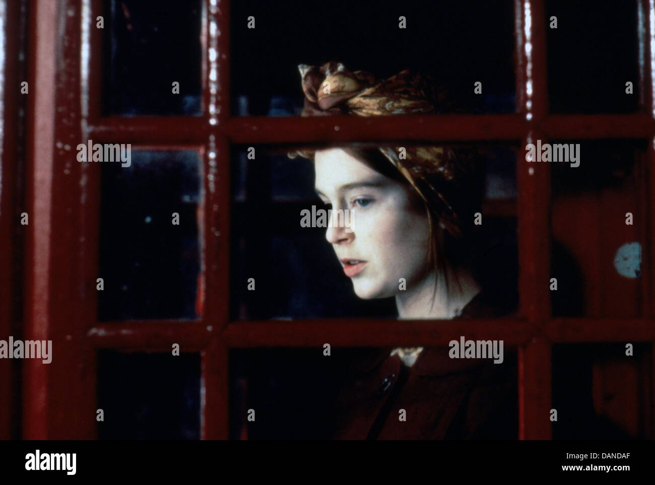 AN AWFULLY BIG ADVENTURE (1995) NEWL 008 CATES; HUGH GRANT; MIKE NEWELL (DIR