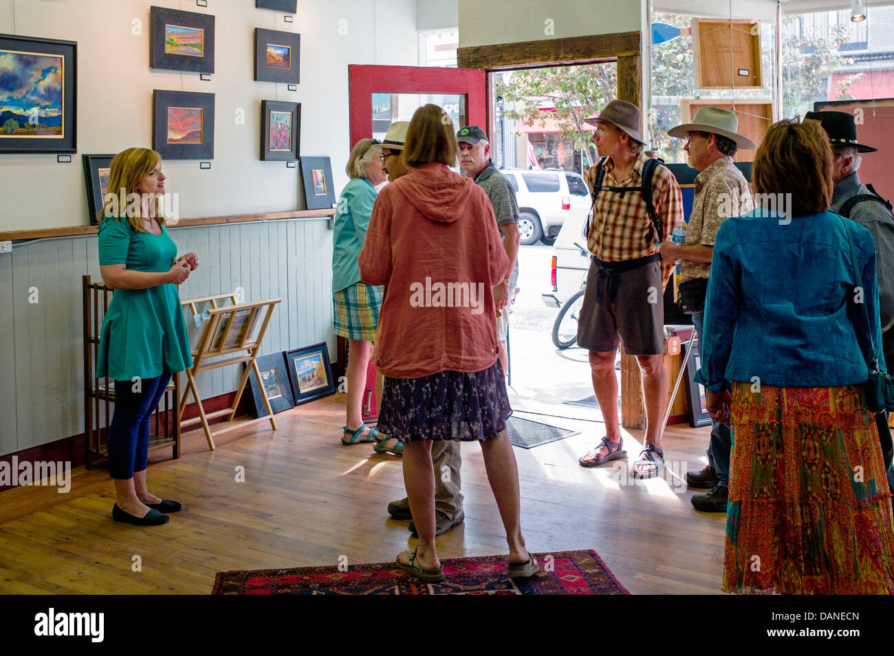 Artist Susan Mayfield with visitors to the Smalzel - Mayfield gallery during the annual ArtWalk festival, Salida, Colorado, USA Stock Photo