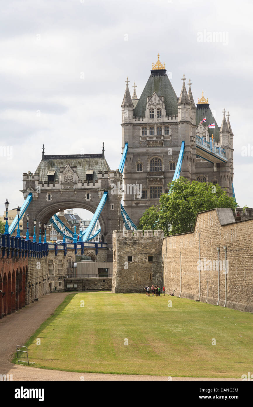 Tower of london moat hires stock photography and images Alamy